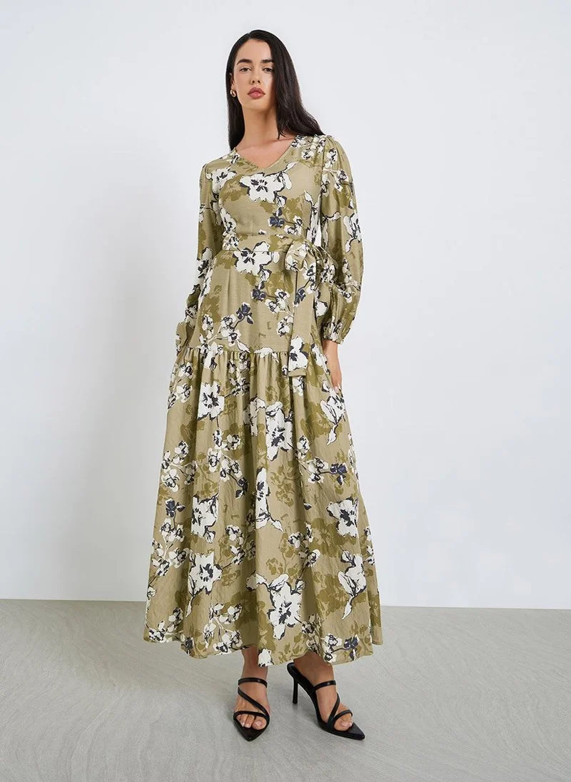 ستايلي فستان طويل بنقشة زهور وتصميم واسع من الأسفل